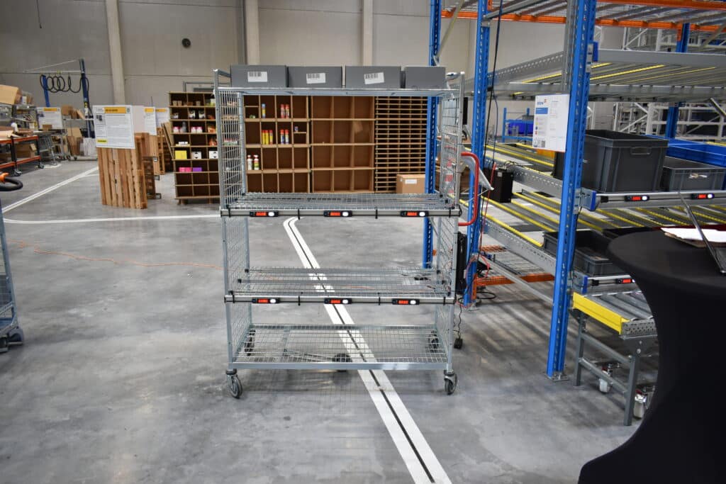 Multi-order picking kar met draadstalen frame en meerdere niveaus in het testcentrum van Fabriek Logistiek