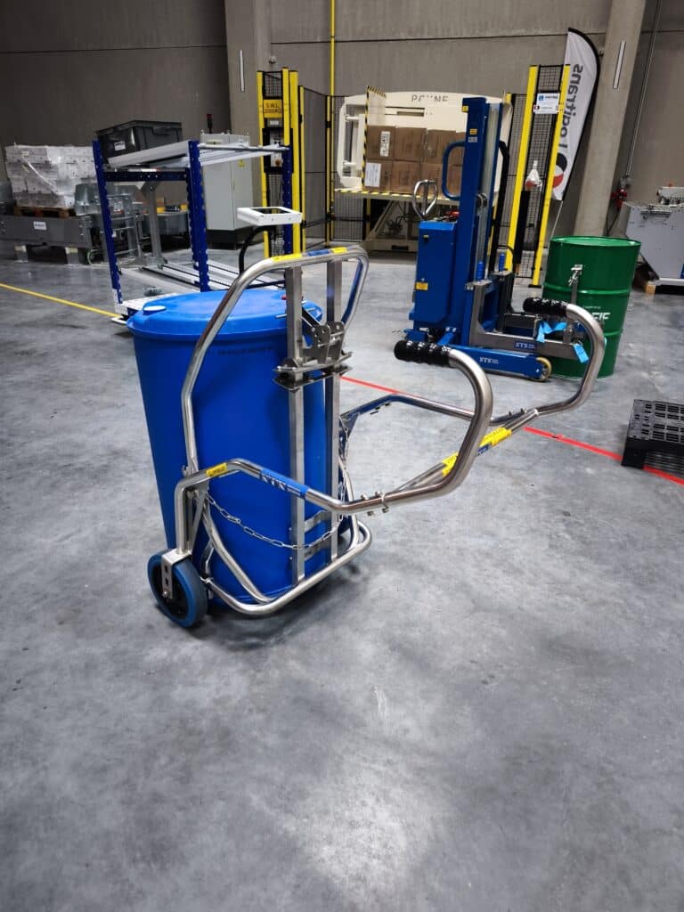 Ergonomisch vatenkarretje met blauw vat op wielen in het testcentrum van Fabriek Logistiek